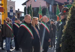 I sindaci Ezio Donadio e Fabrizio Giacomo Nasi insieme alla consigliera provinciale Ivana Casale di fronte alla lapide dei caduti